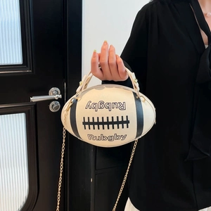 Sac bandoulière créatif en forme de rugby crème avec rayures noires et chaîne dorée