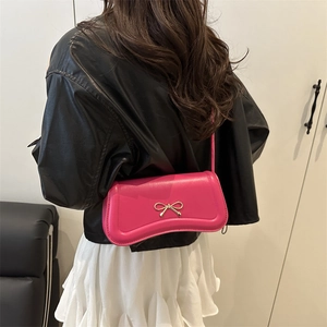 Borsa baguette rosa in ecopelle con fiocco dorato e tracolla sottile da donna