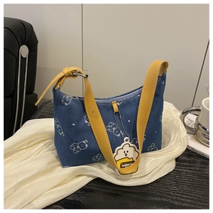 Sac bandoulière en denim bleu avec motif ours, sangle jaune et breloque nuage