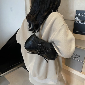 Sac sous le bras minimaliste noir brillant pour femme avec détails de laçage décoratifs