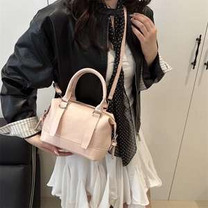 Bolso de mano rosa minimalista en cuero con correa larga para hombro para mujer