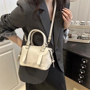 Bolso Boston beige minimalista para mujer con letras grabadas y correa ajustable