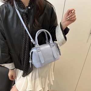 Bolso Boston minimalista de cuero PU lavanda con letras en relieve y correa ajustable