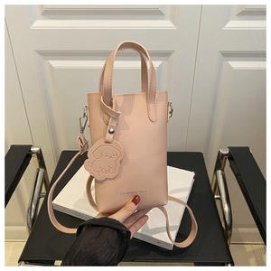 Détail du mini sac seau rose avec charm chien mignon et bandoulière réglable
