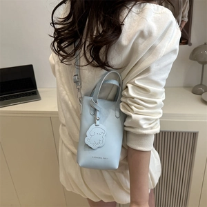 Sac seau bleu clair minimaliste avec charm chiot mignon dans un intérieur moderne