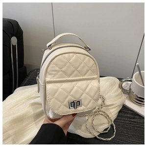 Detailansicht der cremefarbenen Stepptasche mit Silberverschluss und Metallkette