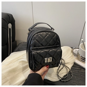 Details des schwarzen Mini-Rucksacks mit Steppmuster, Silberkette und Drehverschluss