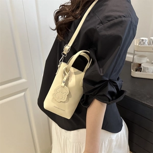 Borsa a secchiello crema da donna con scritte moda e ciondolo a forma di cucciolo