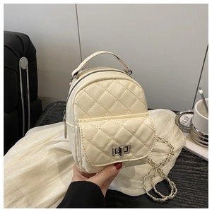 Gesteppter cremefarbener Mini-Rucksack mit Metalldrehverschluss und Kettenriemen-Details