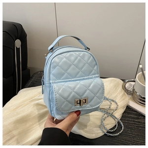 Detailansicht hellblauer gesteppter Mini-Rucksack mit Silberkette und Drehverschluss