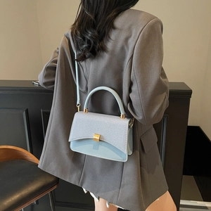 Petit sac à main bleu clair minimaliste avec détails dorés et bandoulière chic