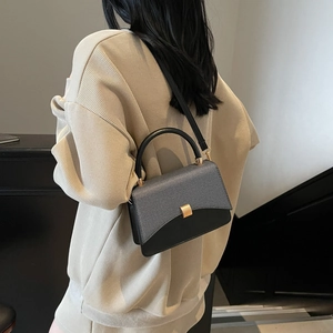 Petit sac carré minimaliste en patchwork gris et noir avec boucle en métal doré