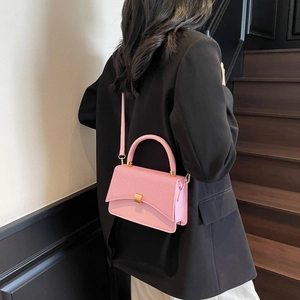 Sac à bandoulière rose minimaliste avec poignée et boucle magnétique dorée