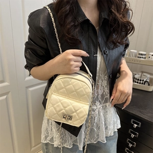 Schicke beige gesteppte Mini-Ketten-Rucksackhandtasche mit elegantem Metalldrehverschluss
