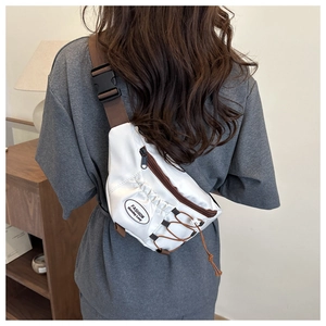 Détail du sac bandoulière en nylon blanc avec sangle marron réglable et boucle