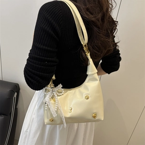 Borsa a spalla beige chic con ciondoli a orsetto dorati e fiocco di perle