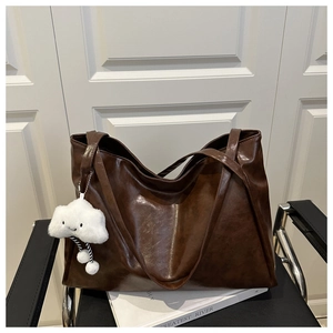 Large dark brown tote bag in oily leather finish with a cute white cloud pendant