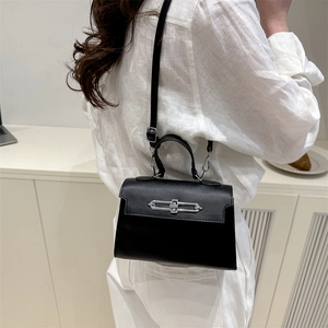 Piccola borsa quadrata in pelle nera opaca con fibbia argento e tracolla sottile