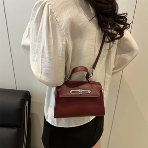Borsa quadrata bordeaux minimalista con fibbia in metallo argento vista dalla prospettiva posteriore