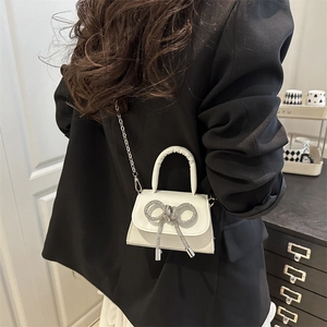 Sac à main en cuir blanc avec nœud en strass et chaîne argentée pour un style élégant