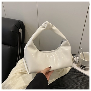 Dettaglio della borsa hobo bianca in vernice lucida con design a manico annodato