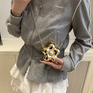 Mini-Umhängetasche in Blumenform in Gold mit Perle und feiner Gliederkette für Damen
