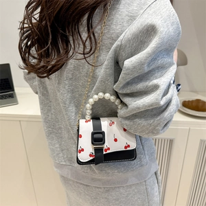 Sac bandoulière cerise noir et blanc avec poignée en perles et chaîne dorée