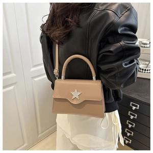 Détail du sac carré en cuir PU kaki avec décoration étoile et bandoulière fine
