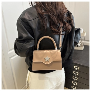 Vue de dos détaillée d'un sac bandoulière beige en cuir avec strass étoile sur modèle