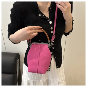 Gros plan du sac docteur en toile rose avec poignées en cuir et bandoulière amovible