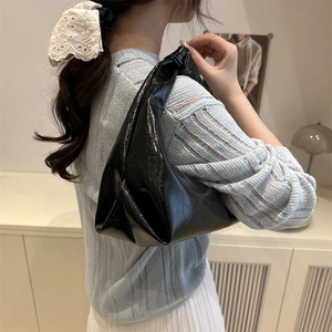 Borsa baguette minimalista in pelle verniciata nera da donna con finitura lucida e chic