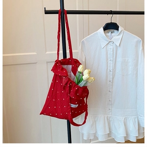 Sac cabas en toile rouge à pois blancs avec bord à volants et détails de fleurs de tulipe