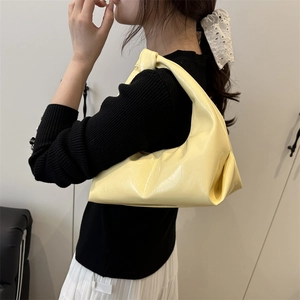 Borsa a mezzaluna sottobraccio giallo tenue alla moda con design a pieghe e nodo