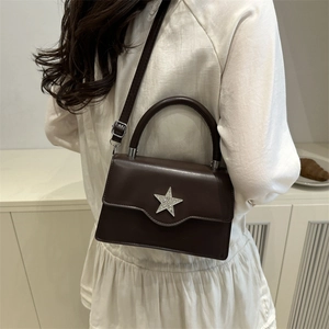 Sac carré en similicuir marron avec boucle étoile en strass, vue de profil