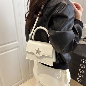 Sac à bandoulière blanc avec décoration étoile en strass porté par un mannequin