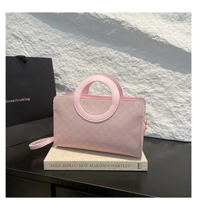 Vue détaillée du sac carré rose en cuir PU avec poignée ronde et bandoulière fine