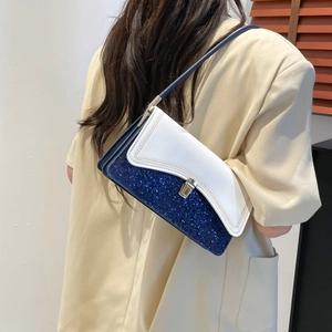Sac à bandoulière élégant en cuir blanc et paillettes bleues avec boucle argentée