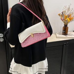 Sac bandoulière patchwork rose et blanc avec paillettes et boucle métallique carrée dorée