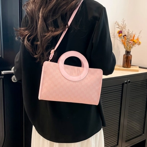 Sac à main carré rose chic avec monogramme, poignées rondes et bandoulière réglable