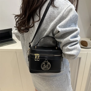Petit sac boîte rétro en cuir PU noir avec logo M doré et bandoulière réglable chic