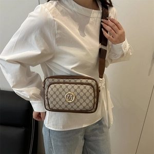Sac bandoulière vintage marron avec monogramme, logo M doré et large bandoulière