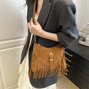 Sac à main en daim marron avec détails de franges bohèmes et bandoulière réglable
