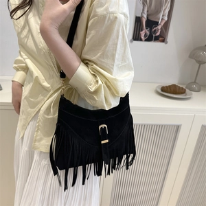 Grand sac cabas noir à franges avec boucle dorée et longues franges pour femme stylée