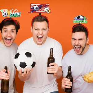 Dettaglio di tre cerchietti a tema calcio con scritte Goal e Soccer per tifosi