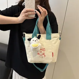 Borsa a tracolla in tela con stampa orso e ciondolo di peluche in bianco sporco