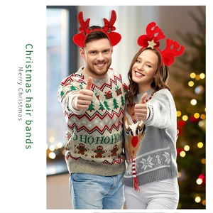 Détail du serre-tête bois de renne de Noël avec nœud à carreaux et étoile sur modèle