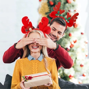 Adultes portant des serre-têtes de renne festifs avec nœuds pour fête de Noël chaleureuse