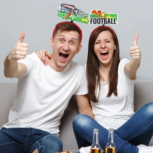 Dettaglio di cerchietti da calcio per tifosi con design Goal e trofeo per feste a tema