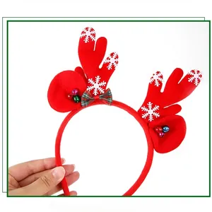 Détail du serre-tête bois de cerf rouge avec clochettes et nœuds à carreaux de Noël