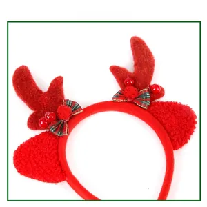 Détail du serre-tête de Noël avec bois de renne rouges et nœud décoratif élégant
